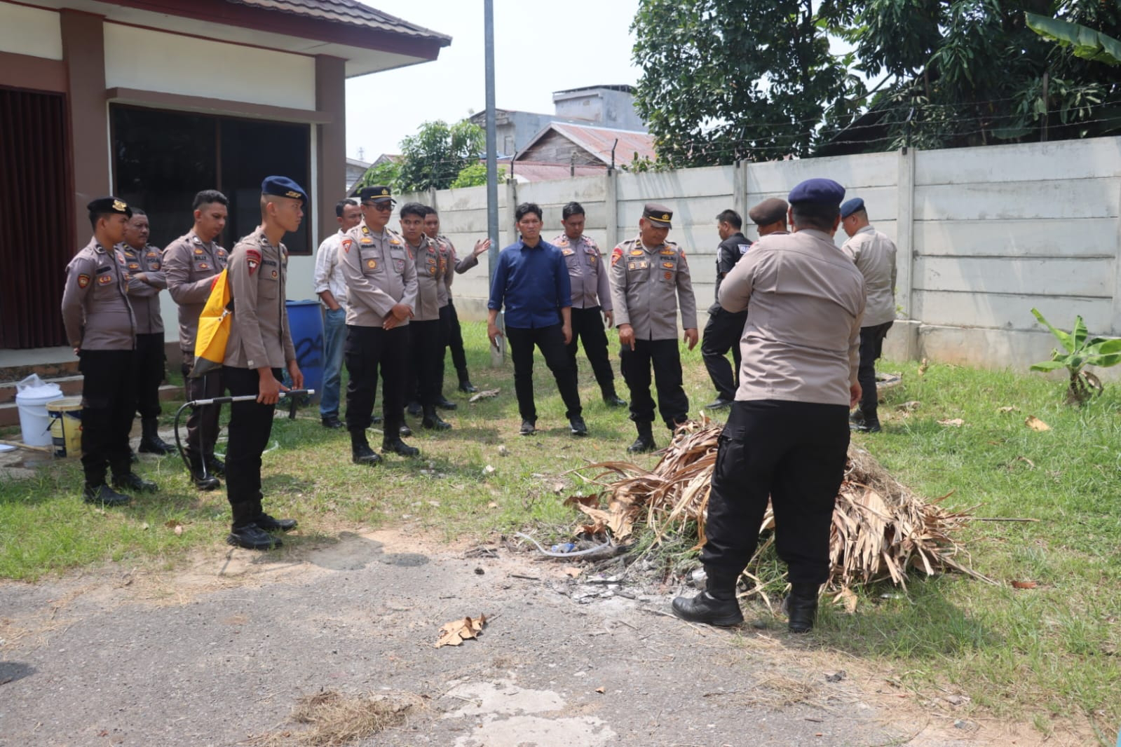Perkuat Kesiapsiagaan Karhutla, Brimob Latih Personel Polres Tanjab Barat Gunakan Jet Shooter