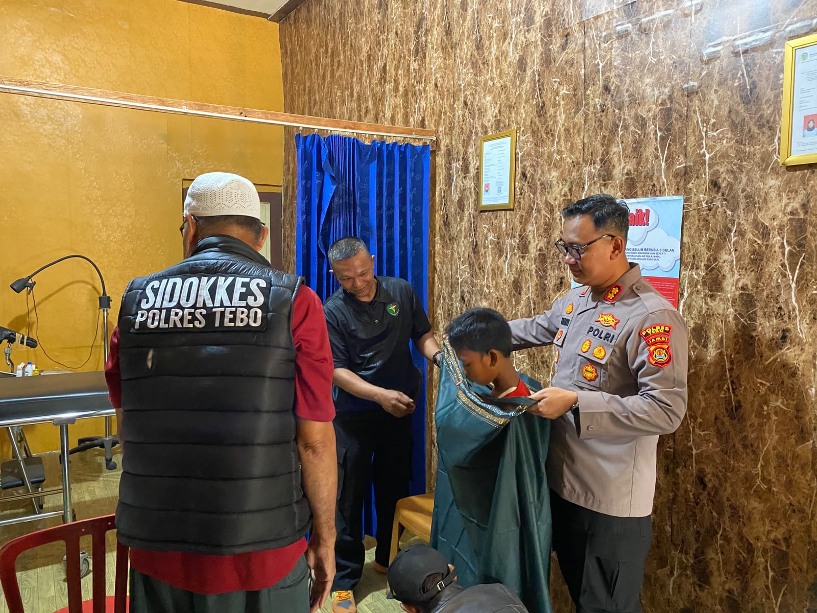 Kapolres Tebo Fasilitasi Khitanan Dua Anak SAD di Klinik Bhayangkara